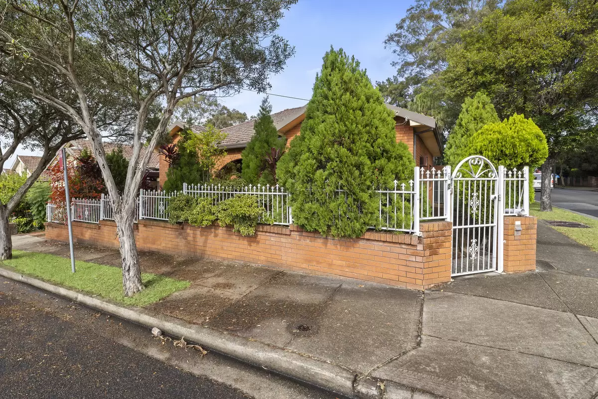 2 Arrowfield Avenue, Burwood Auction by Rich & Oliva - image 2
