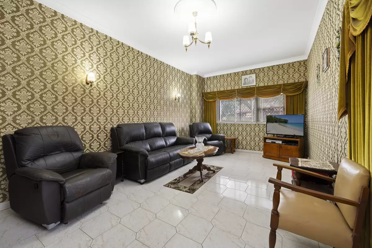 2 Arrowfield Avenue, Burwood Auction by Rich & Oliva - image 6