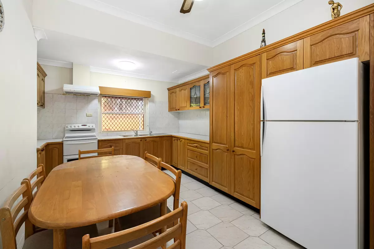 2 Arrowfield Avenue, Burwood Auction by Rich & Oliva - image 8