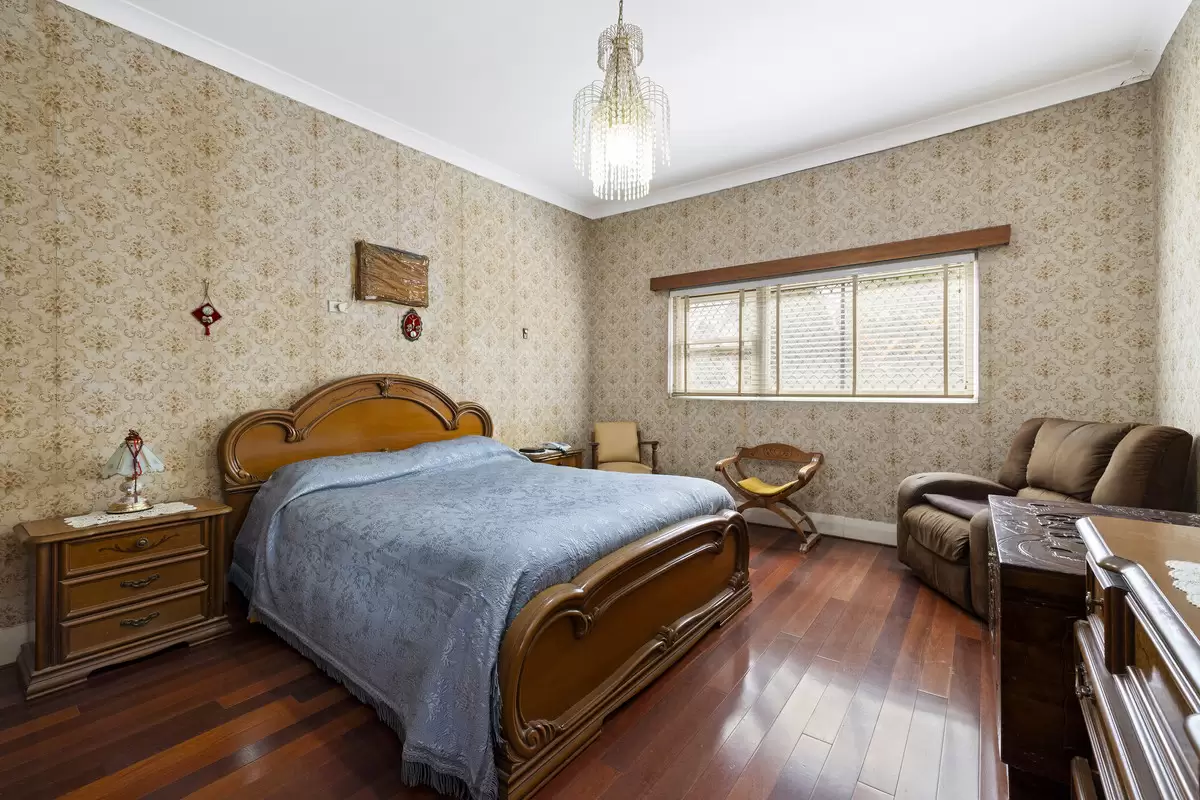 2 Arrowfield Avenue, Burwood Auction by Rich & Oliva - image 3