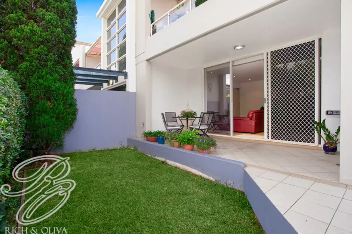 10/27 Windward Parade, Chiswick Sold by Rich & Oliva - image 1