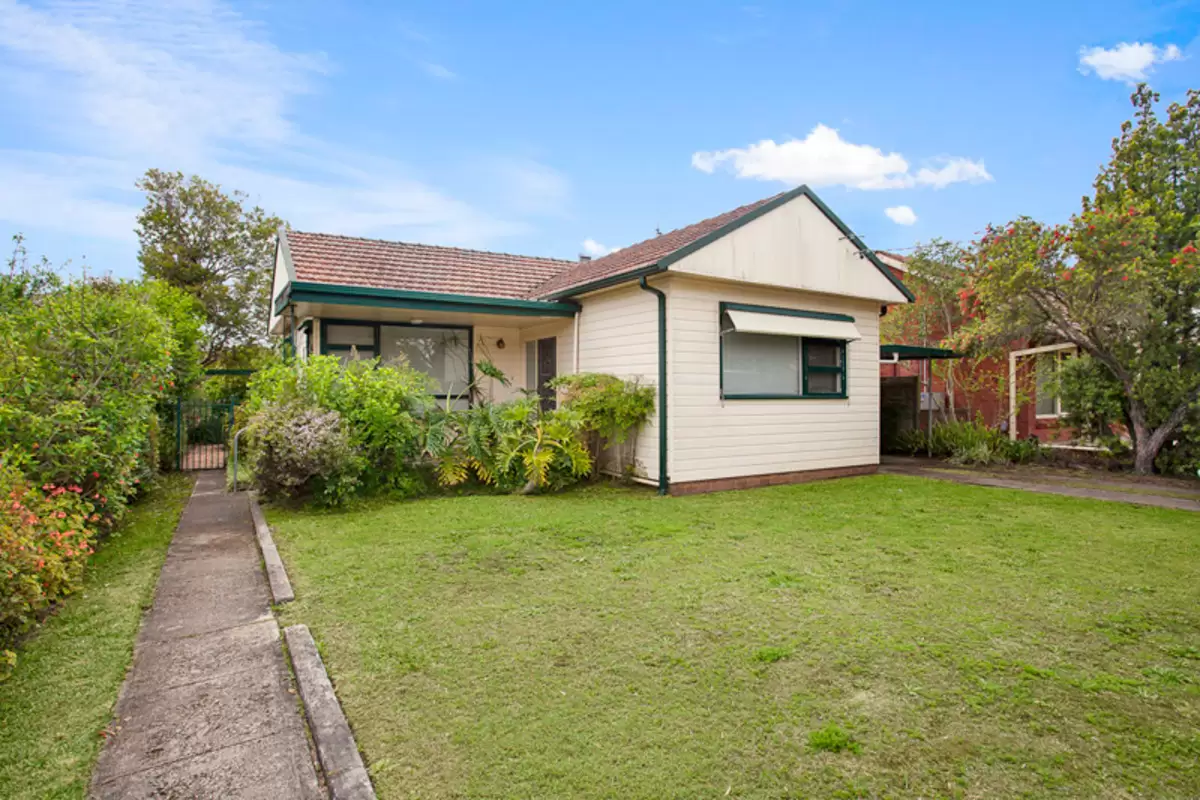 24 Lorando Avenue, Sefton Sold by Rich & Oliva - image 2