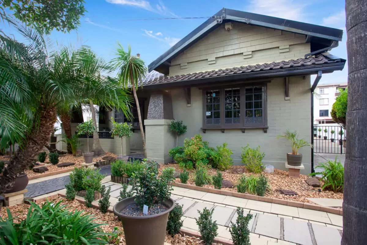 28 Hampton, Croydon Park Sold by Rich & Oliva - image 2