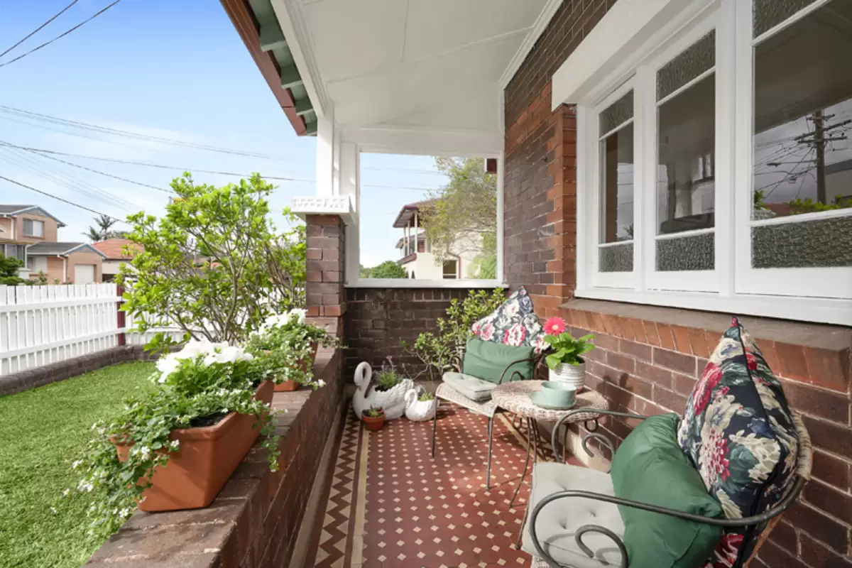 41 Baker Street, Enfield Sold by Rich & Oliva - image 2