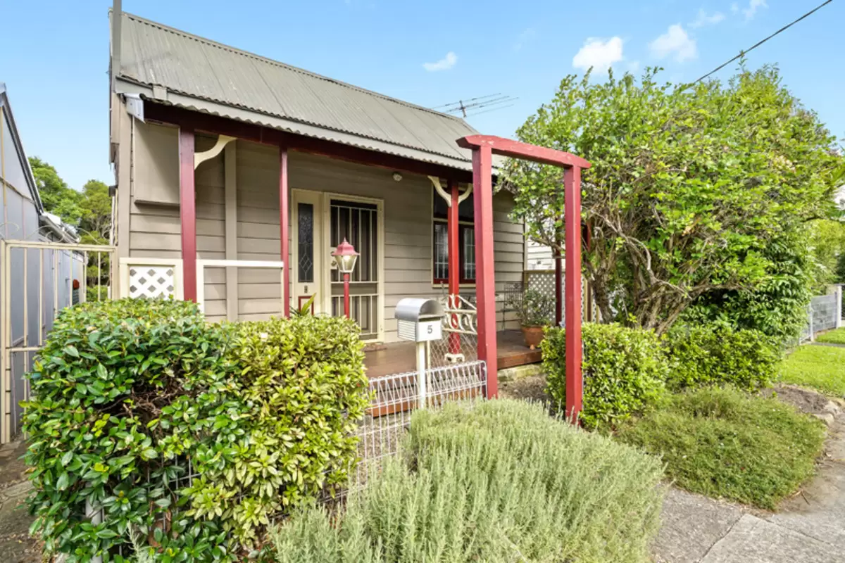 5 Woodlands Road, Ashbury Sold by Rich & Oliva - image 1