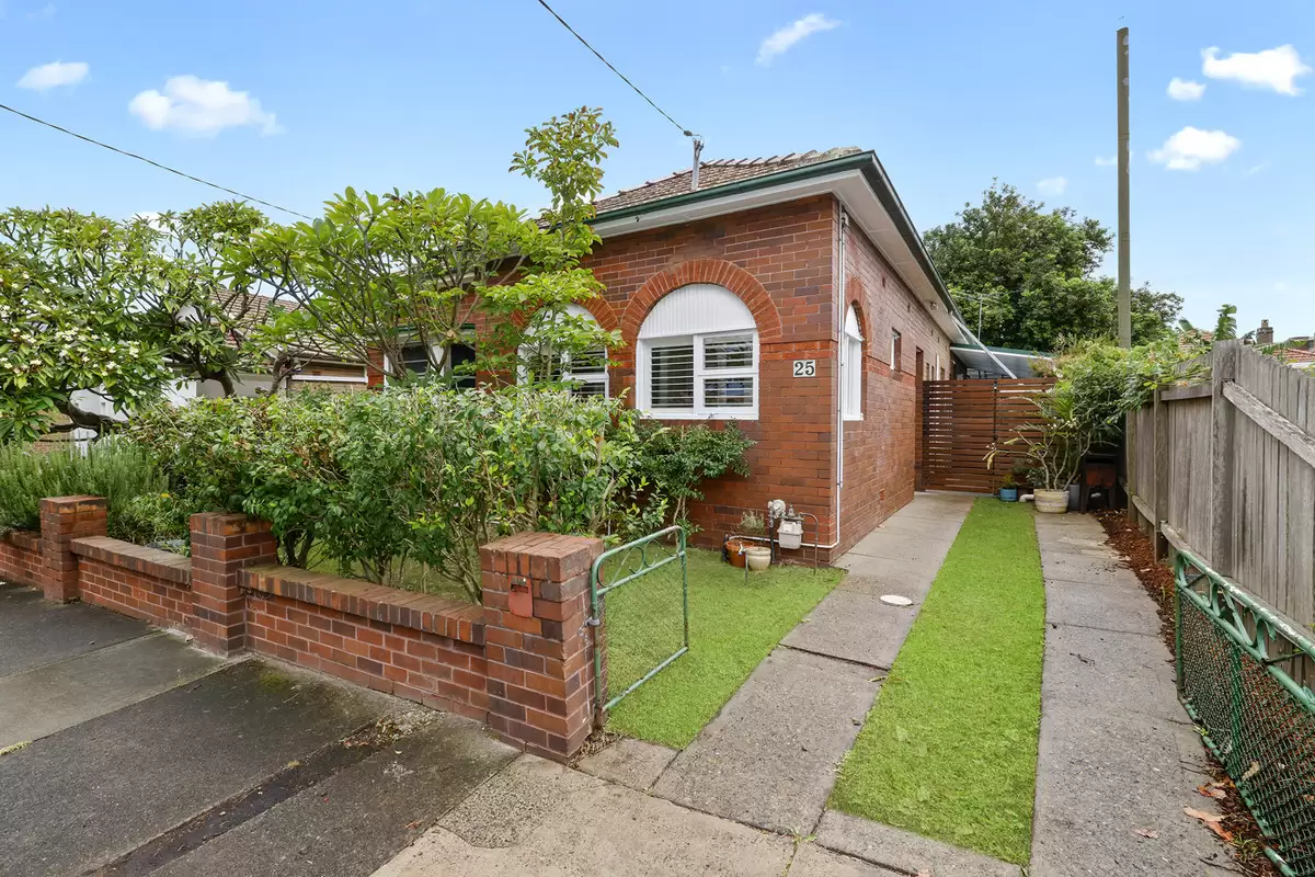 25 Holborow Street, Croydon Sold by Rich & Oliva - image 1